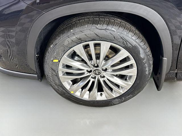 new 2026 Toyota Highlander Hybrid car, priced at $58,327