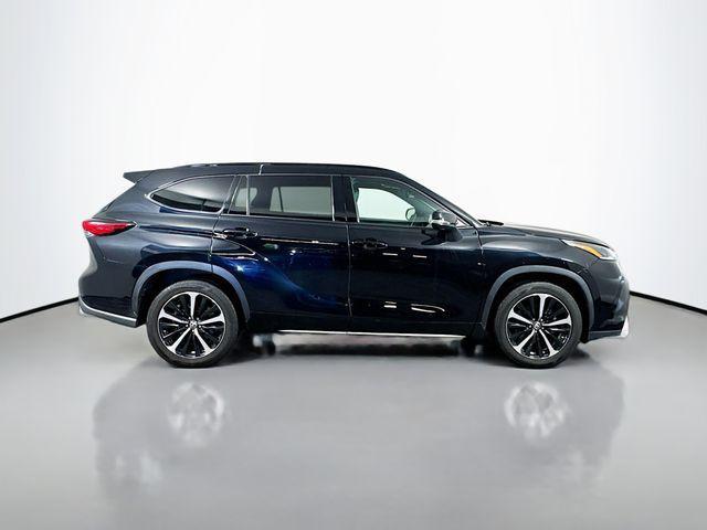 used 2022 Toyota Highlander car, priced at $39,139