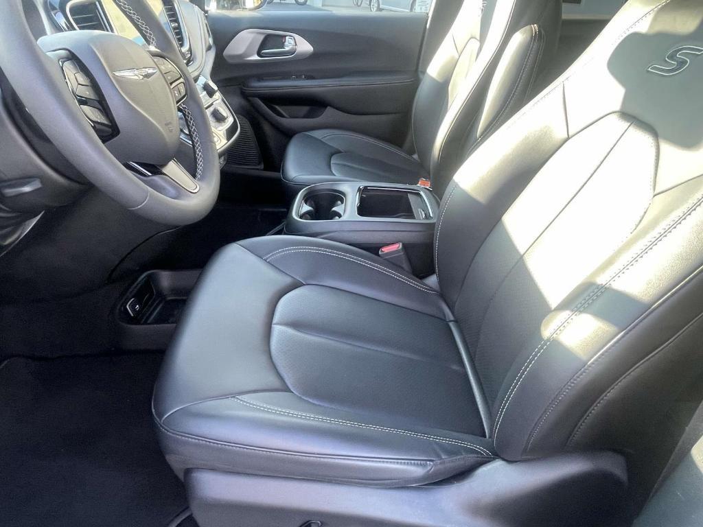 used 2024 Chrysler Pacifica Hybrid car, priced at $25,500