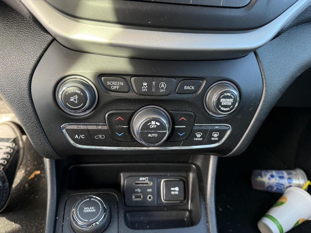 used 2015 Jeep Cherokee car, priced at $13,995