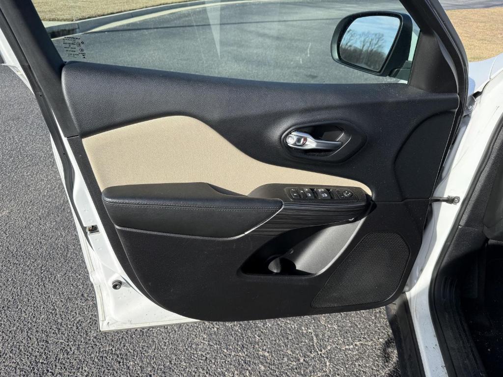 used 2015 Jeep Cherokee car, priced at $13,995