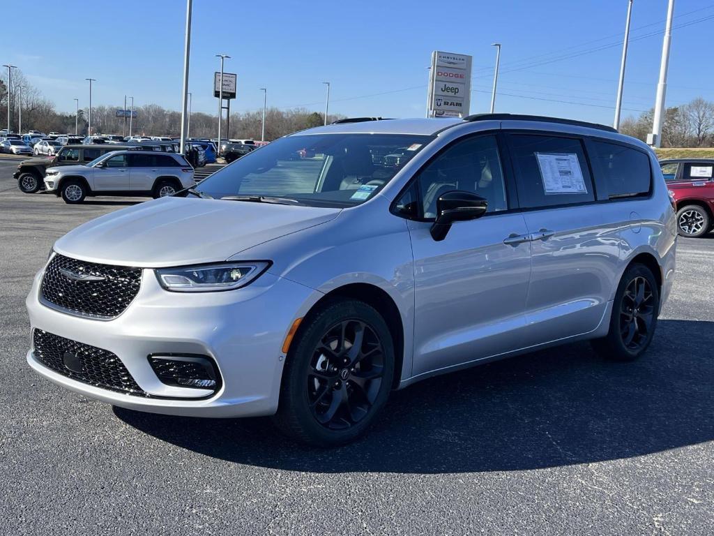 new 2026 Chrysler Pacifica car, priced at $44,373