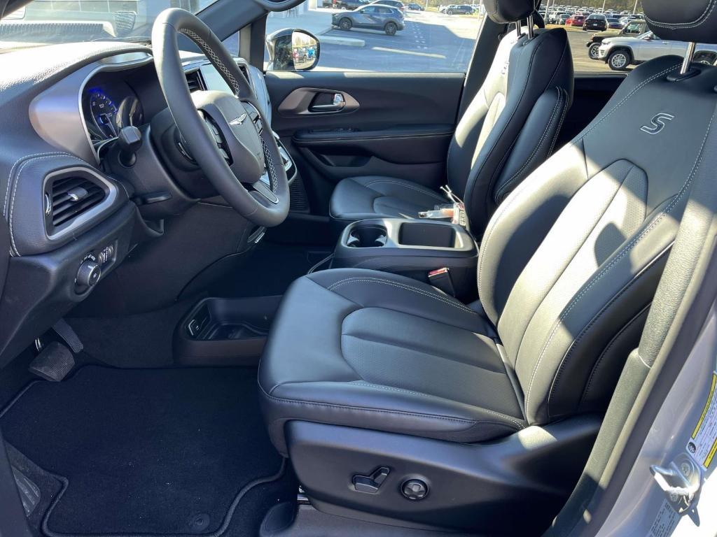 new 2026 Chrysler Pacifica car, priced at $44,373
