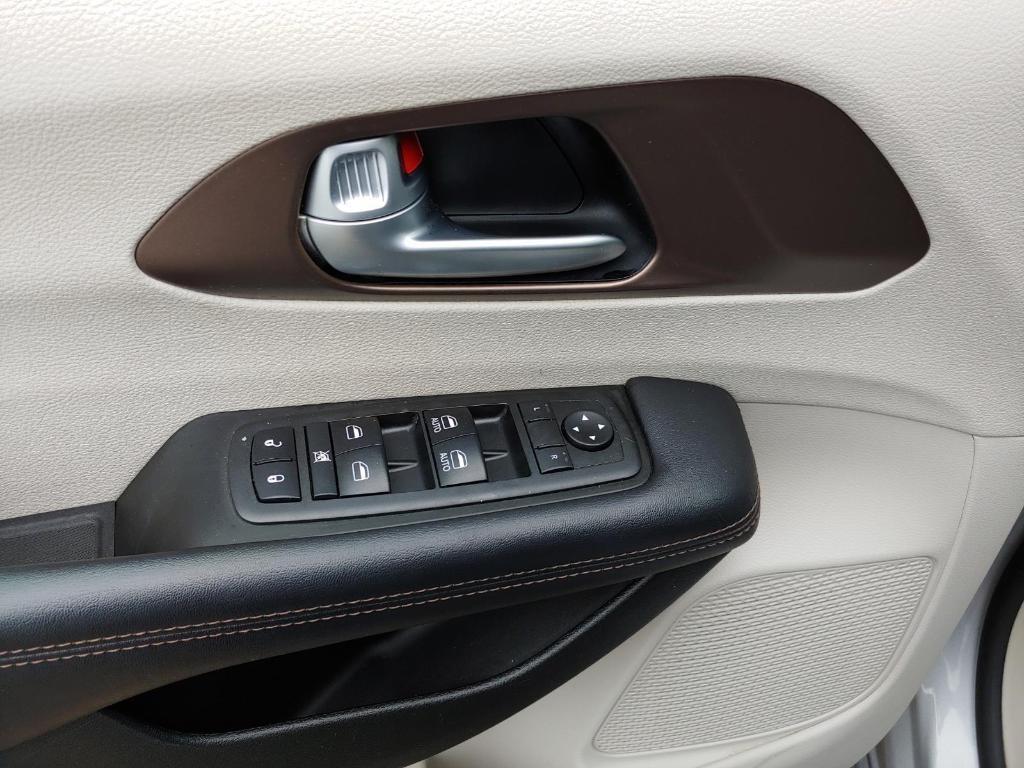 used 2018 Chrysler Pacifica car, priced at $13,700