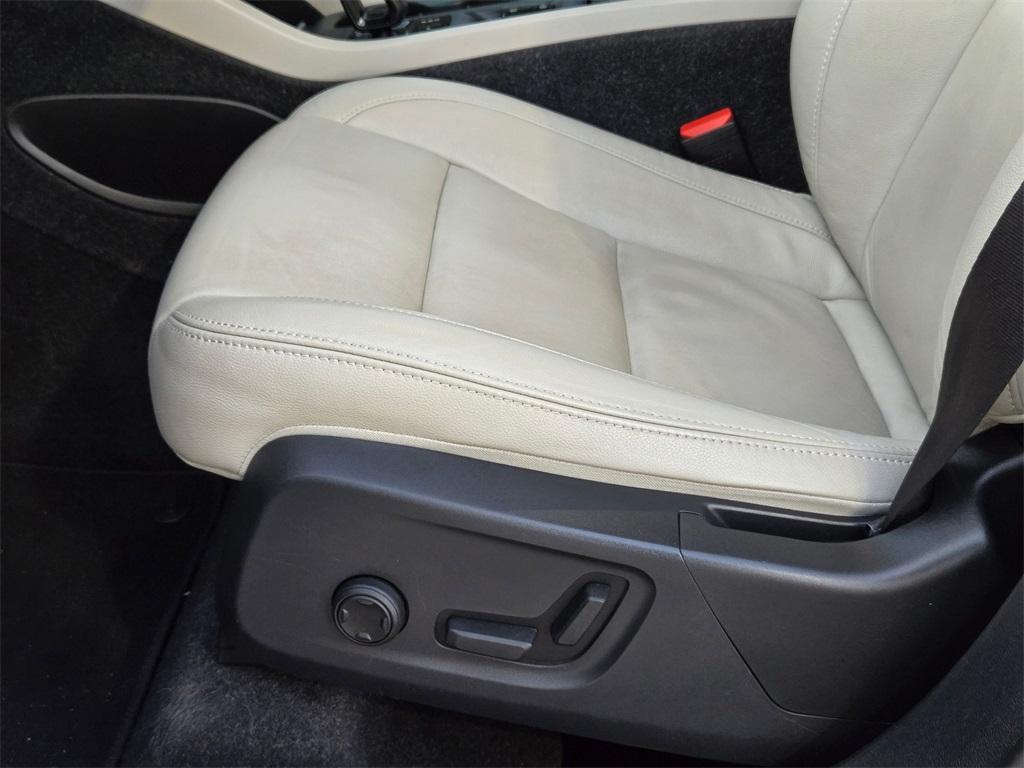 used 2022 Volvo XC40 car, priced at $22,829