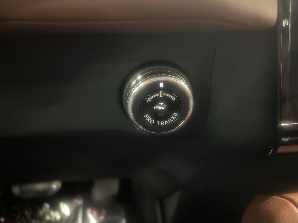 new 2025 Lincoln Navigator car, priced at $101,190