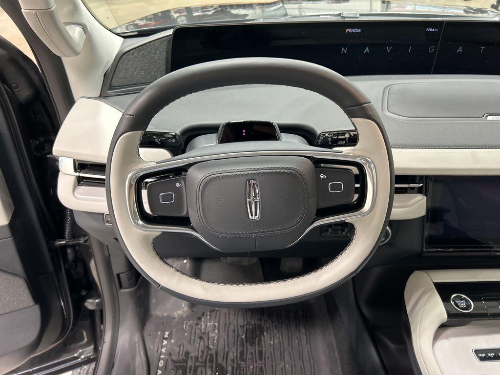 new 2025 Lincoln Navigator car, priced at $106,720