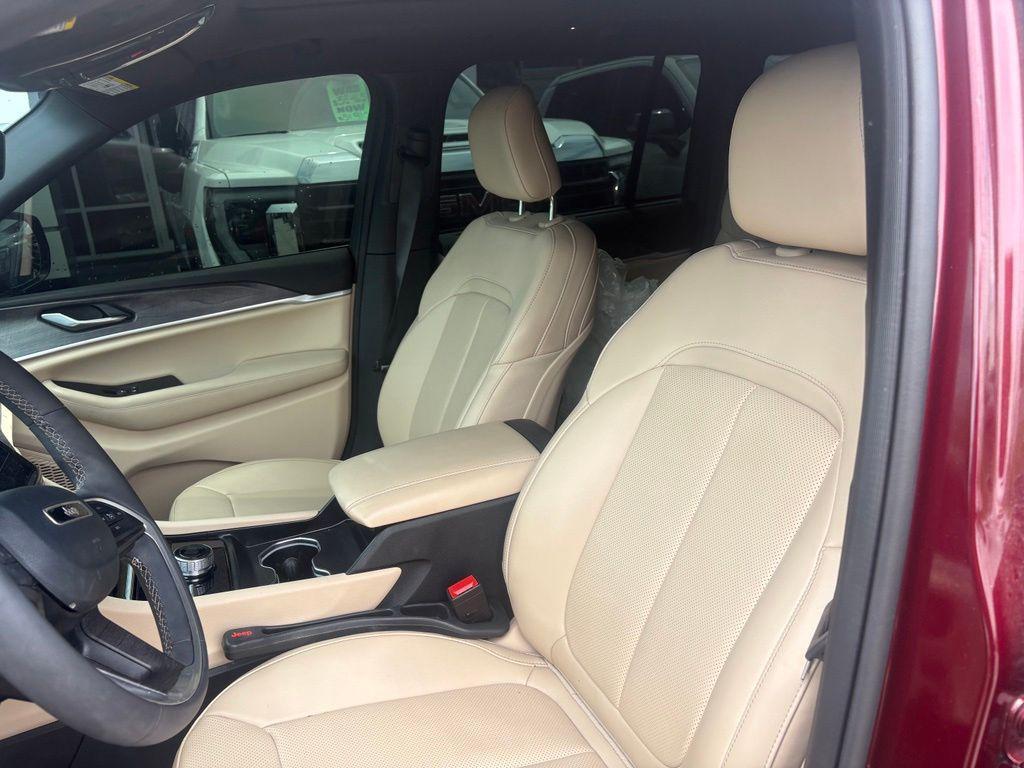 used 2025 Jeep Grand Cherokee car, priced at $39,048