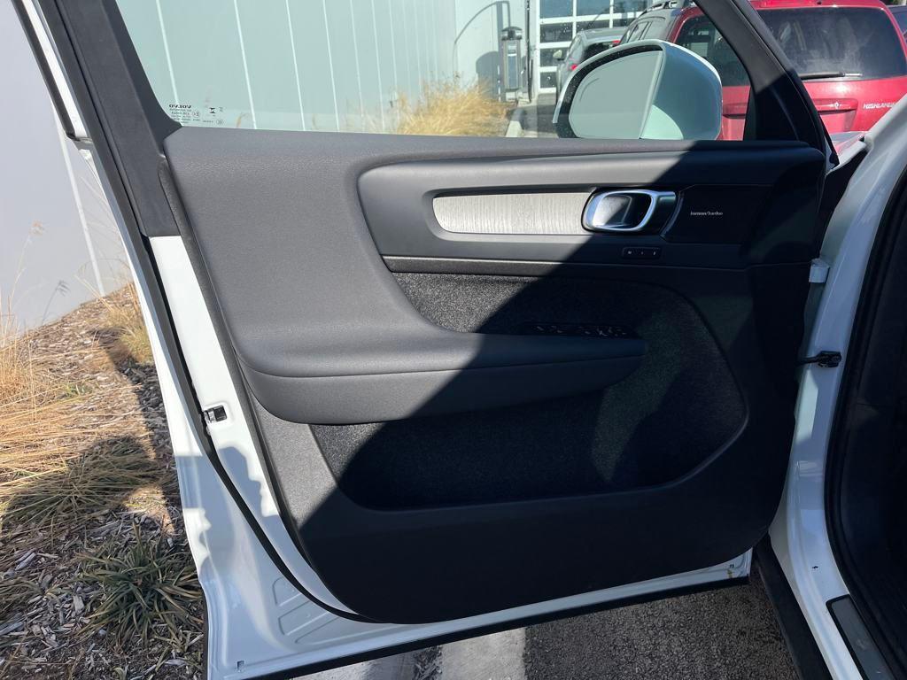 new 2024 Volvo XC40 car, priced at $47,633