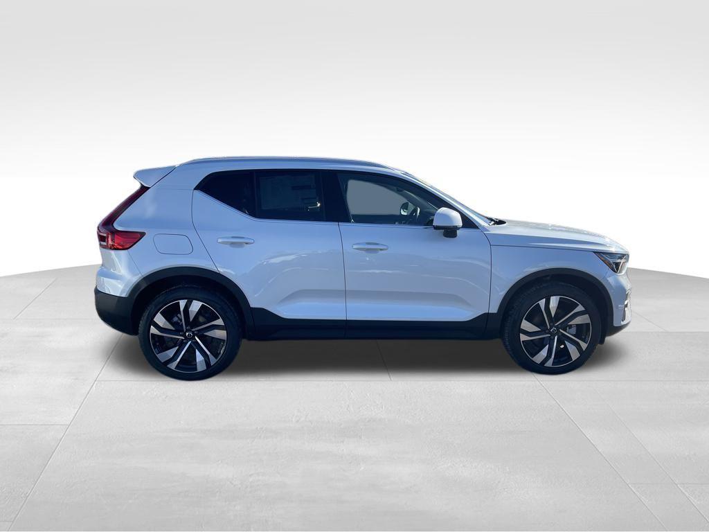 new 2024 Volvo XC40 car, priced at $47,633