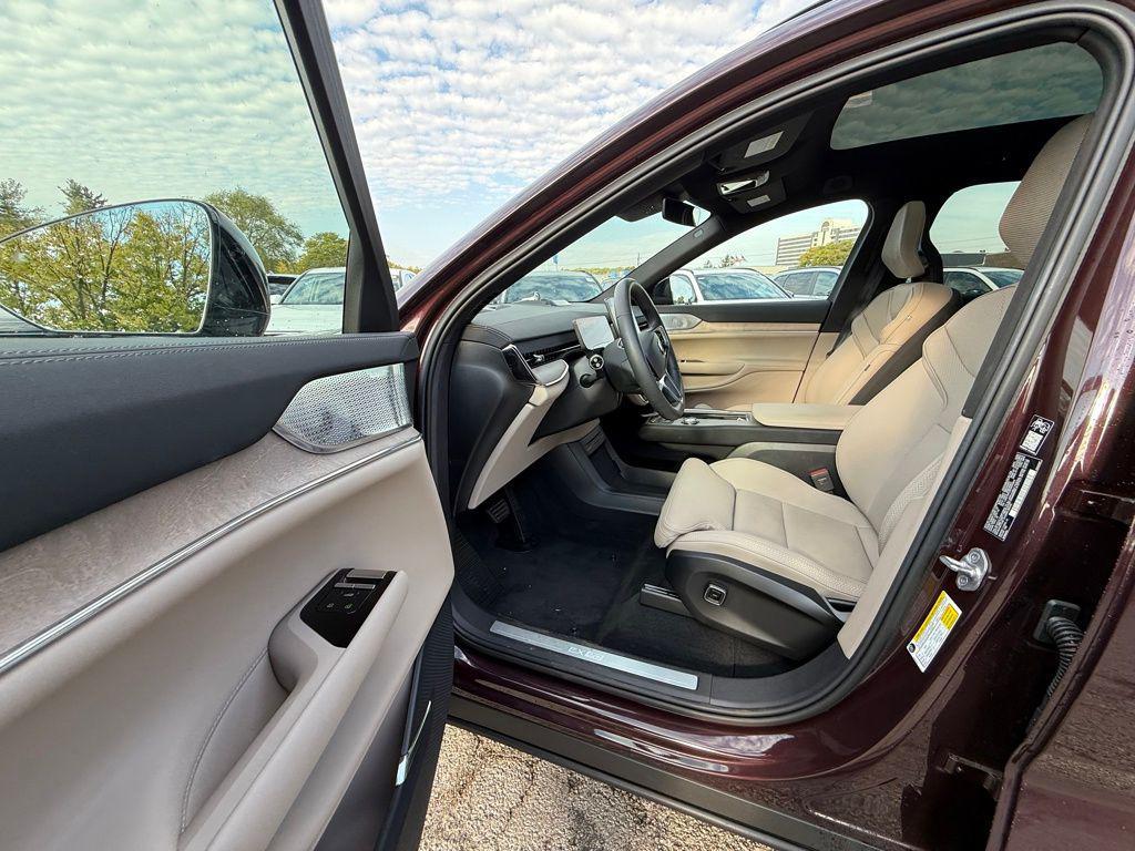 new 2025 Volvo EX90 car, priced at $77,617