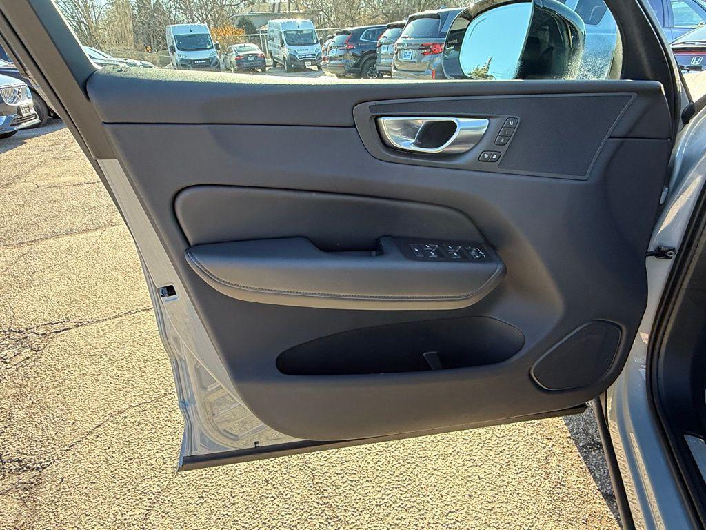 new 2025 Volvo XC60 car, priced at $45,067