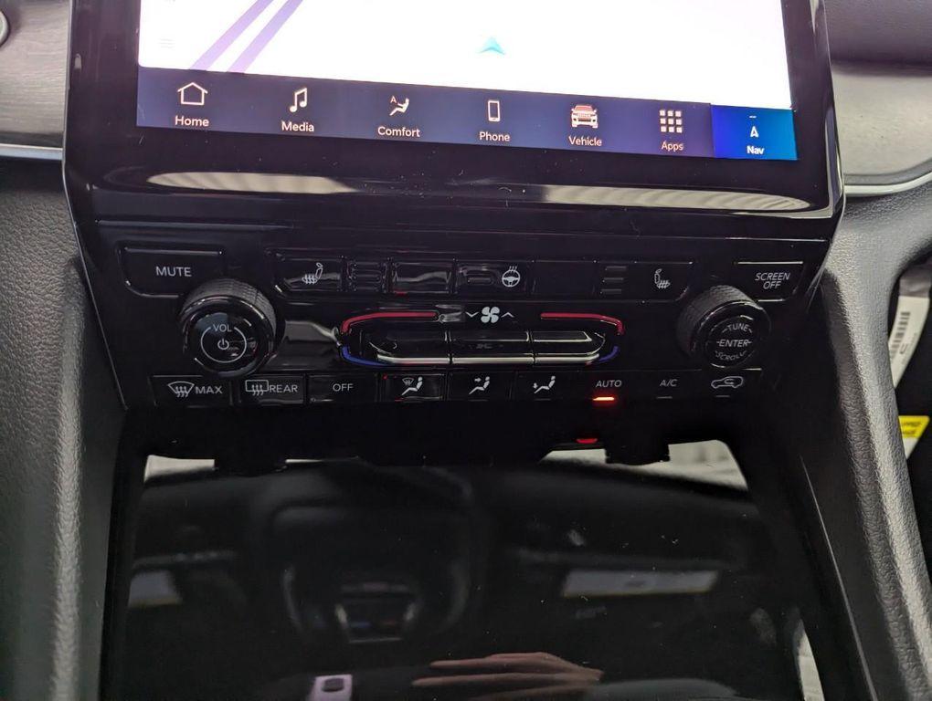 new 2025 Jeep Grand Cherokee car, priced at $47,603