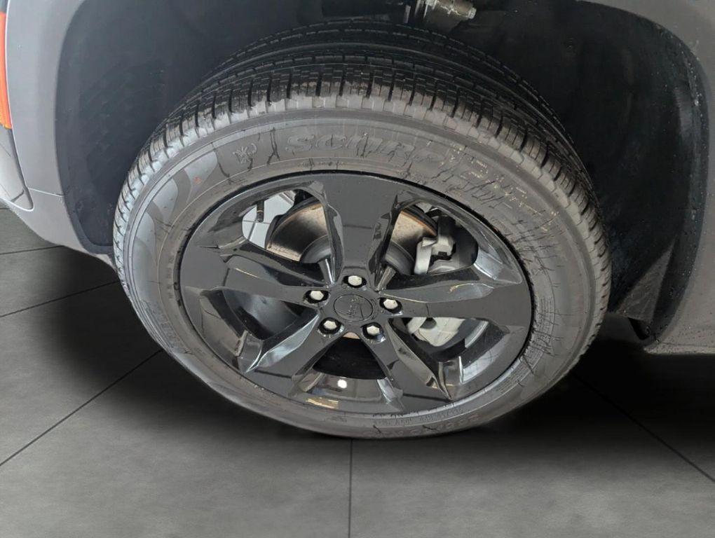 new 2025 Jeep Grand Cherokee car, priced at $47,605