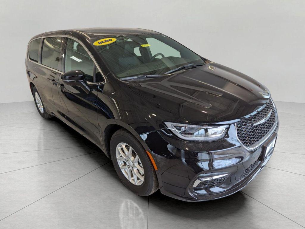 new 2026 Chrysler Pacifica car, priced at $38,275