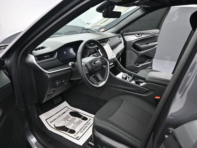 new 2025 Jeep Grand Cherokee car, priced at $40,874