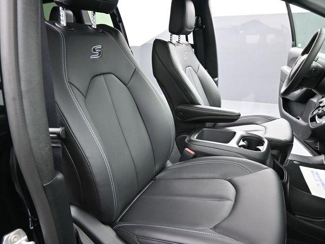 new 2026 Chrysler Pacifica car, priced at $46,433