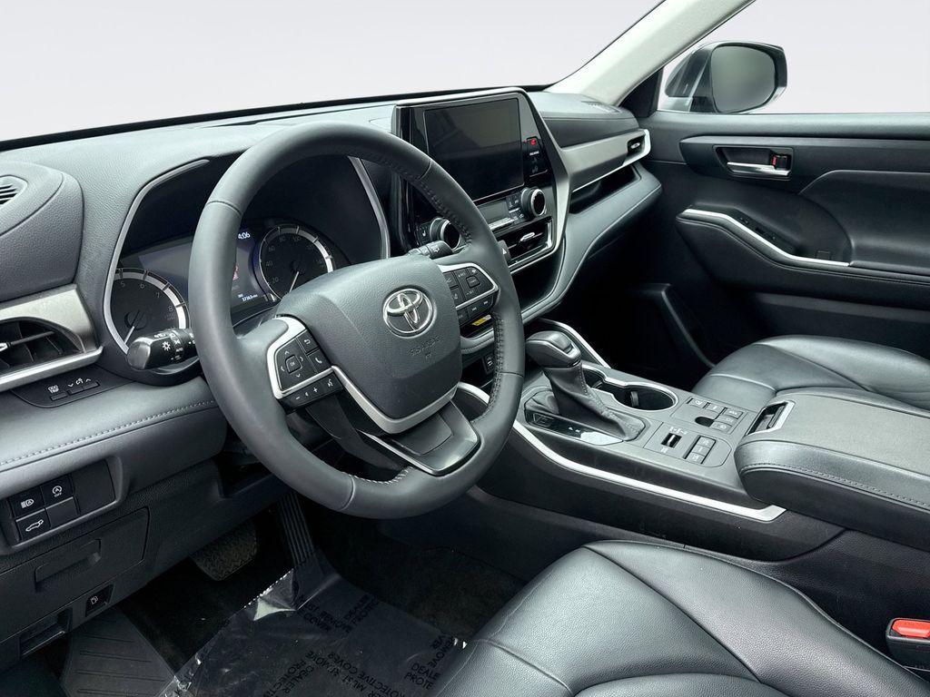 used 2023 Toyota Highlander car, priced at $38,500
