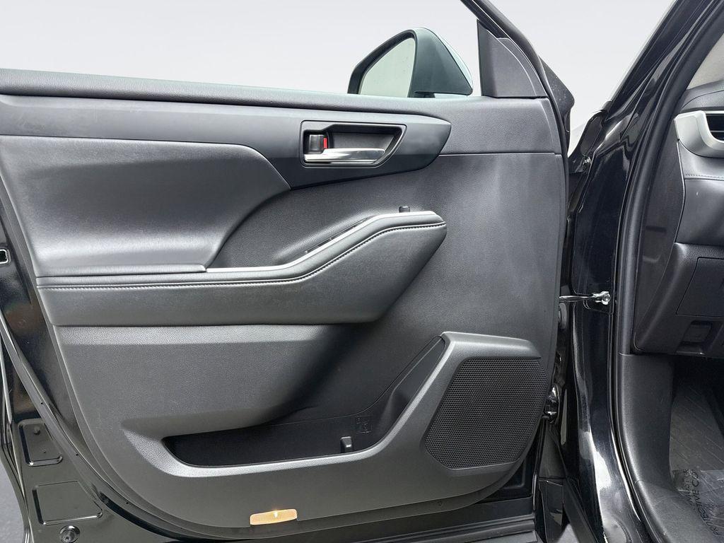 used 2023 Toyota Highlander car, priced at $38,500
