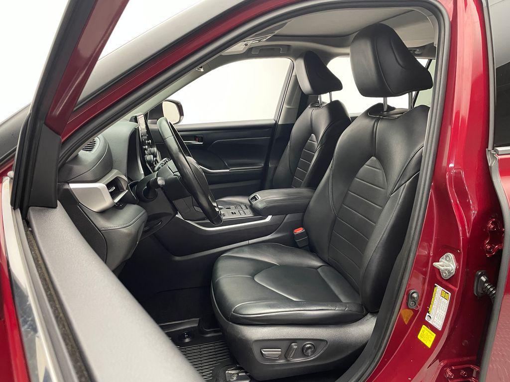 used 2021 Toyota Highlander car, priced at $32,900