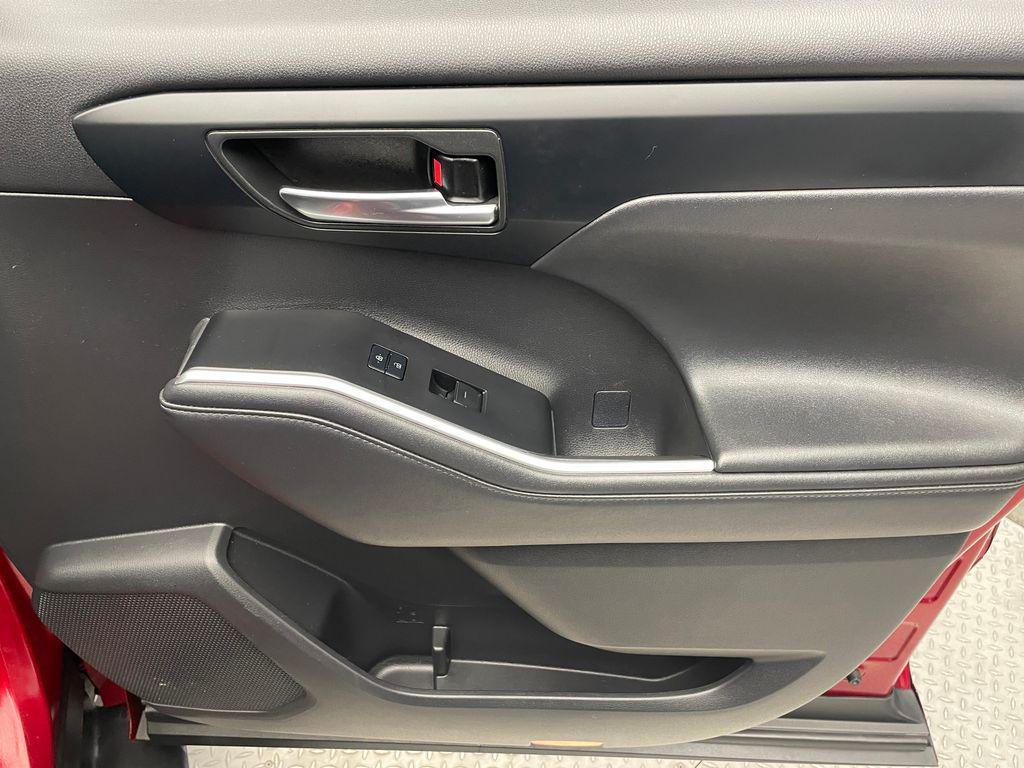 used 2021 Toyota Highlander car, priced at $32,900