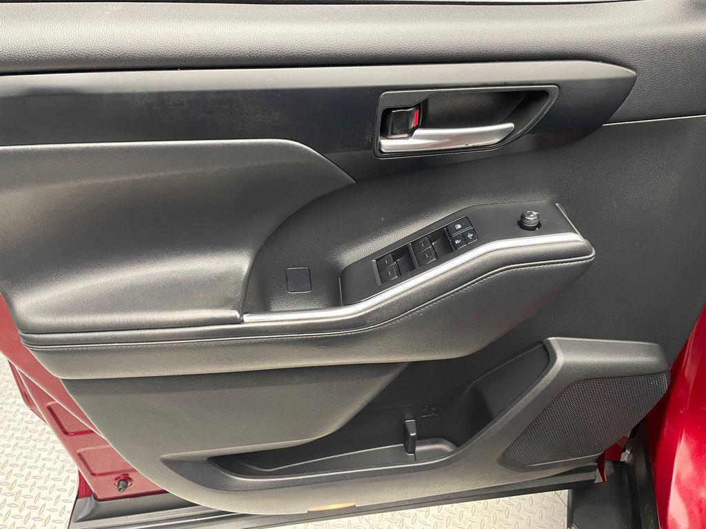 used 2021 Toyota Highlander car, priced at $32,900