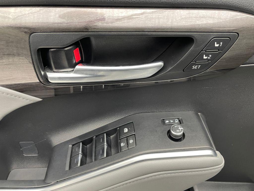 used 2024 Toyota Highlander car, priced at $41,900
