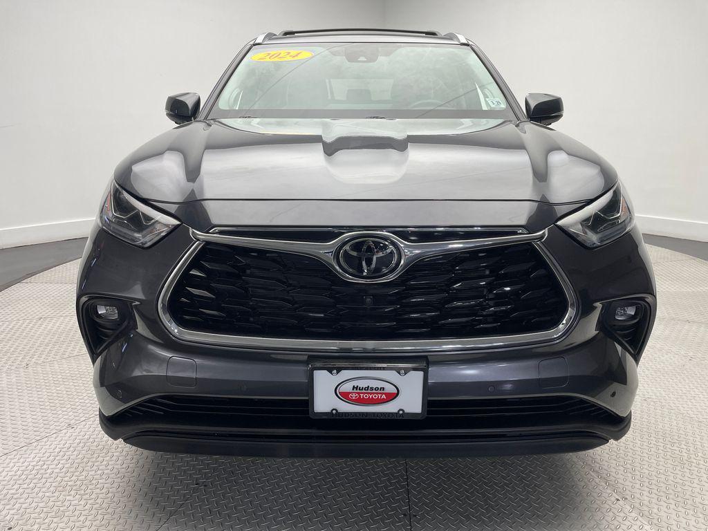 used 2024 Toyota Highlander car, priced at $40,900