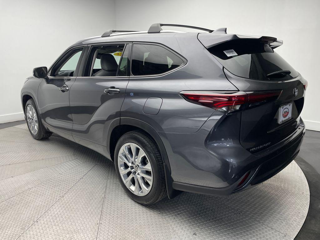 used 2024 Toyota Highlander car, priced at $40,900