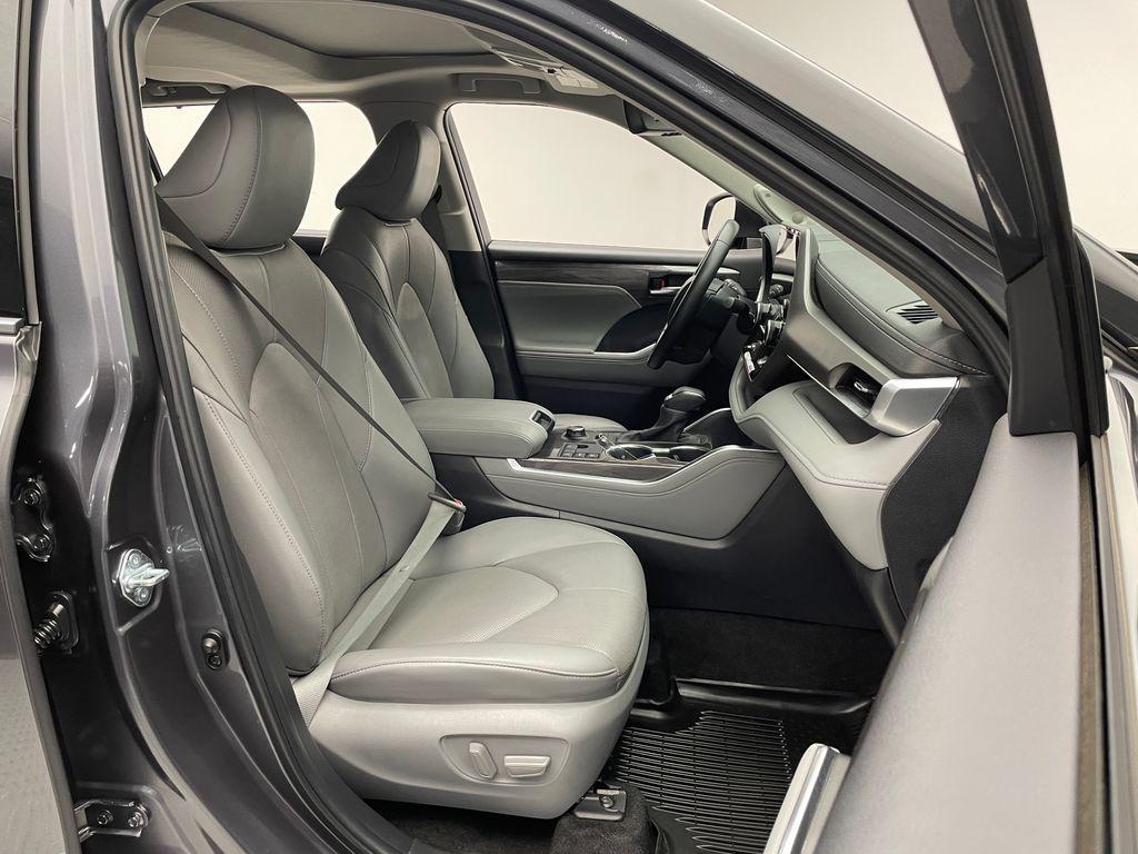 used 2024 Toyota Highlander car, priced at $41,900