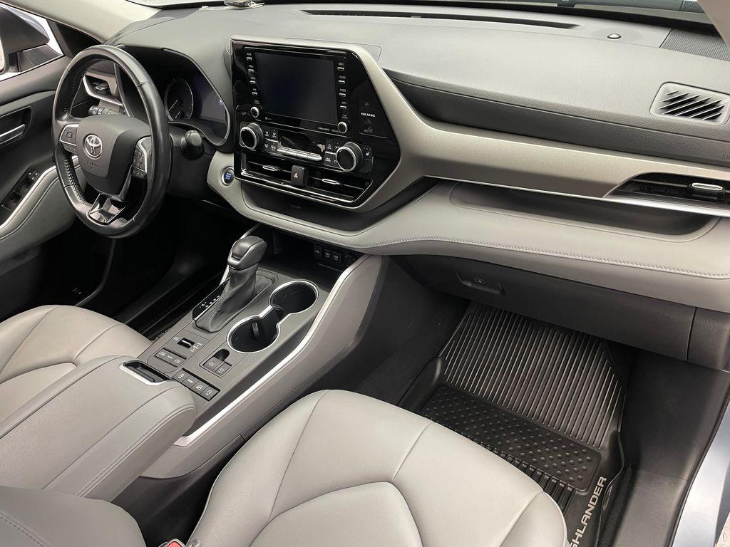 2021 Moon Dust Toyota Highlander