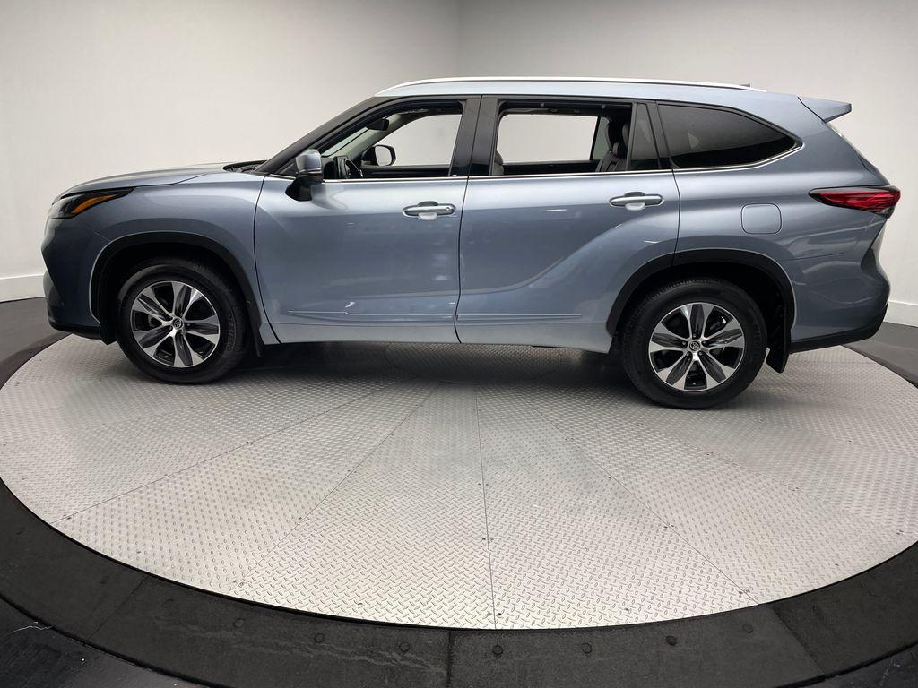 2021 Moon Dust Toyota Highlander