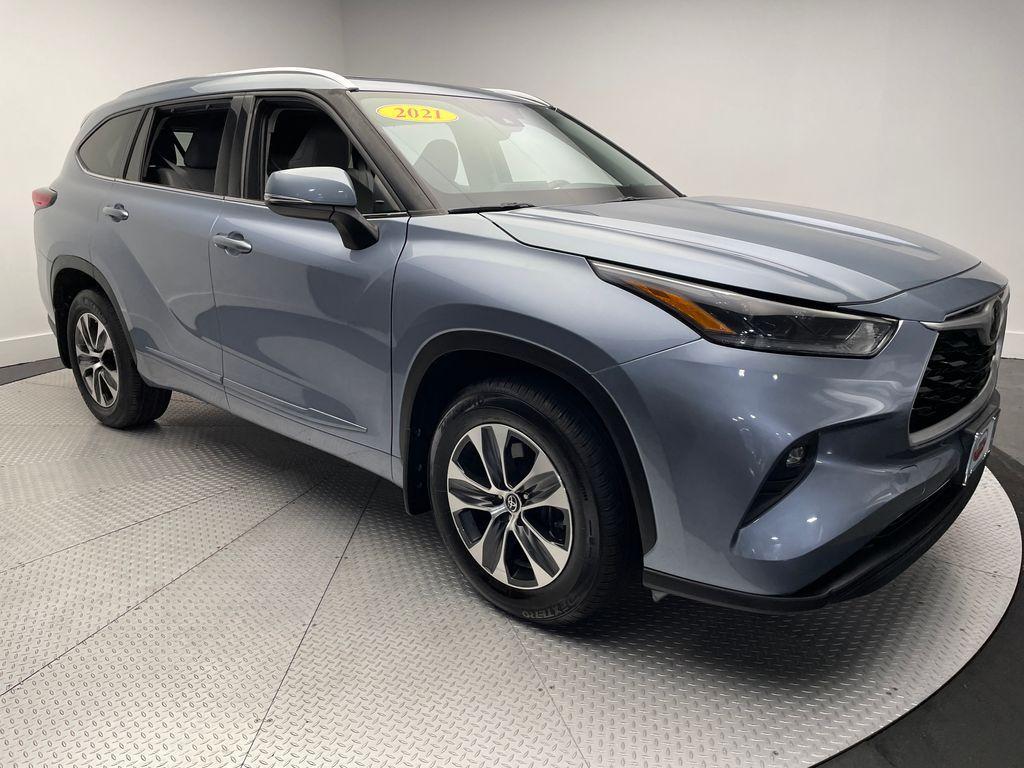 2021 Moon Dust Toyota Highlander