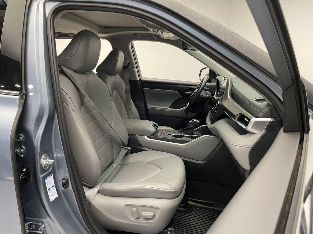2021 Moon Dust Toyota Highlander