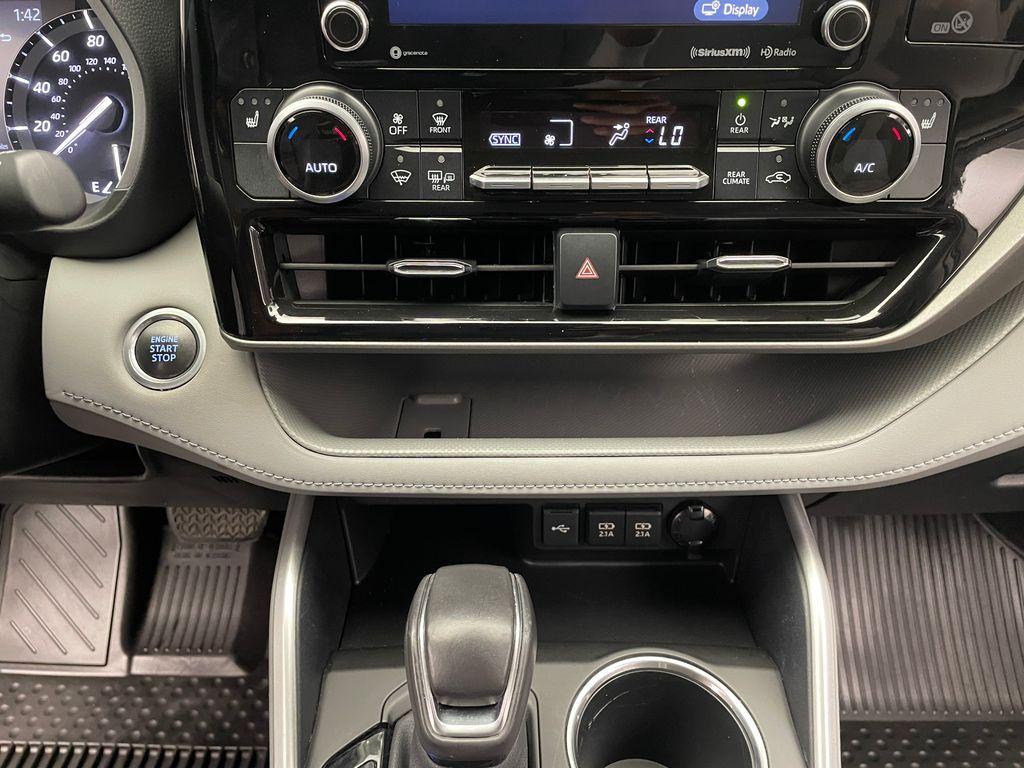 2021 Moon Dust Toyota Highlander