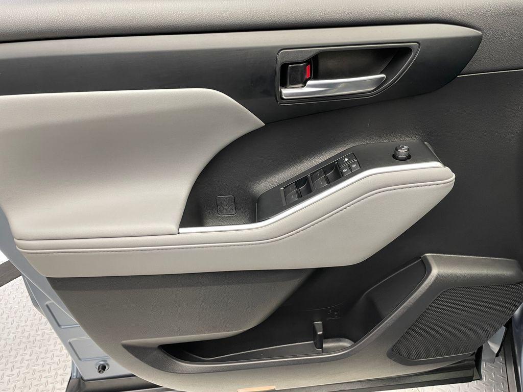 2021 Moon Dust Toyota Highlander