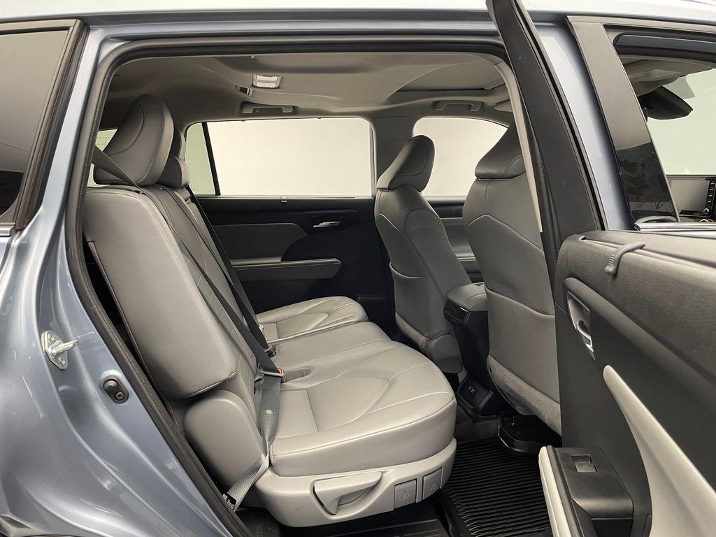 2021 Moon Dust Toyota Highlander