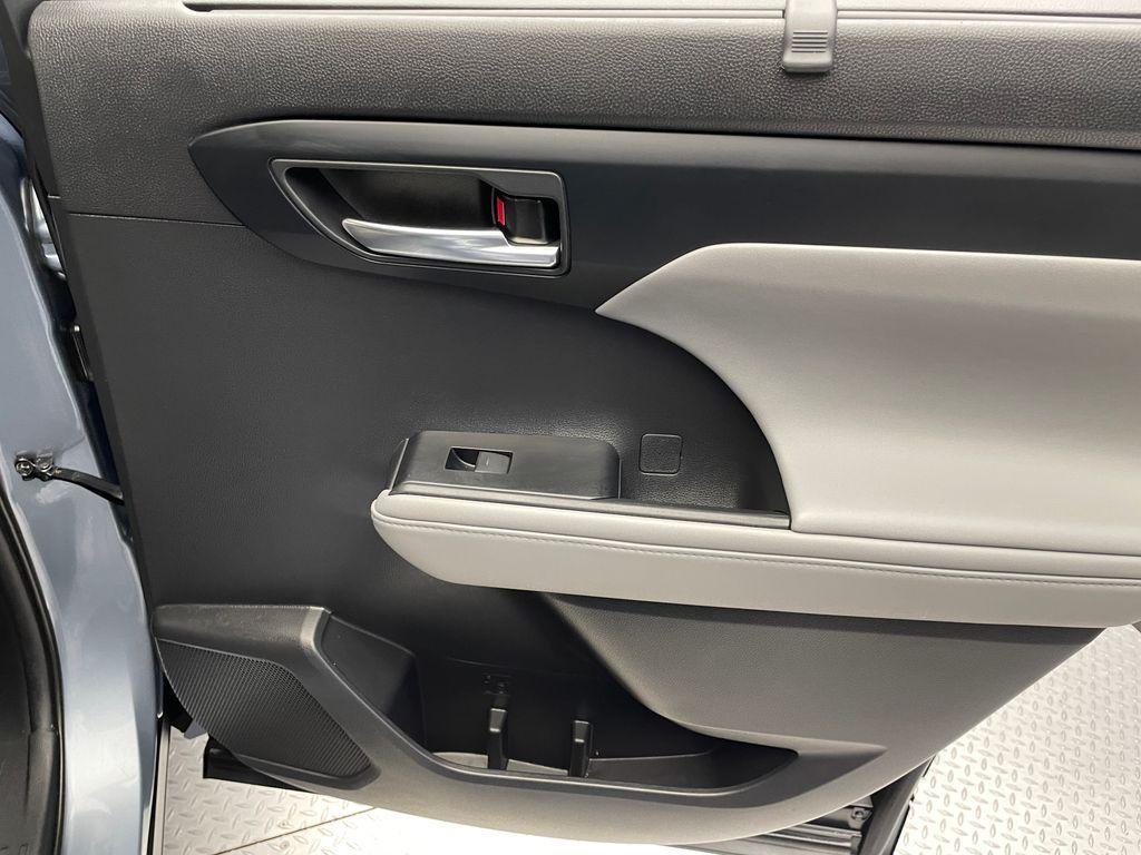 2021 Moon Dust Toyota Highlander