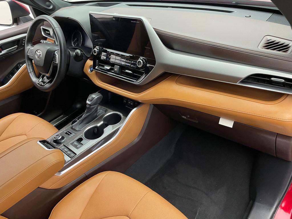used 2021 Toyota Highlander car, priced at $39,900
