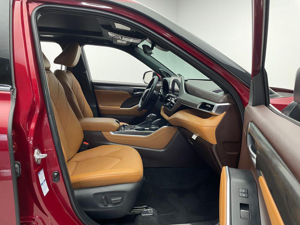 used 2021 Toyota Highlander car, priced at $39,900