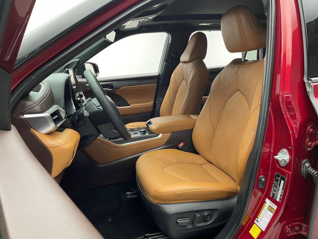 used 2021 Toyota Highlander car, priced at $39,900