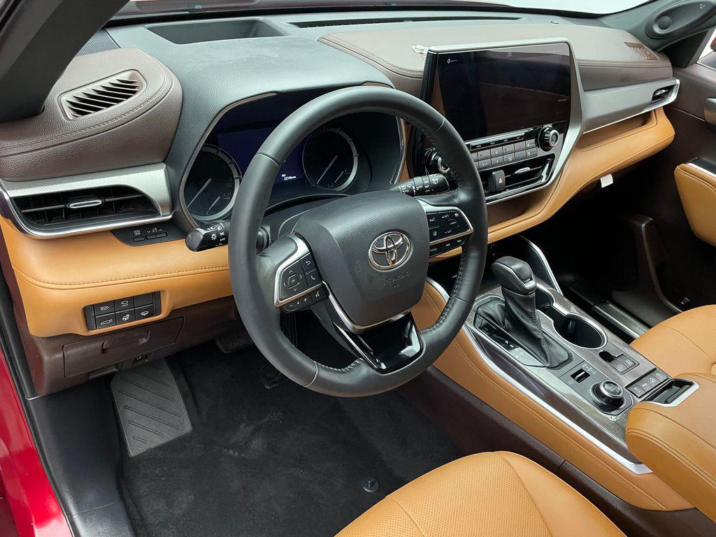 used 2021 Toyota Highlander car, priced at $39,900