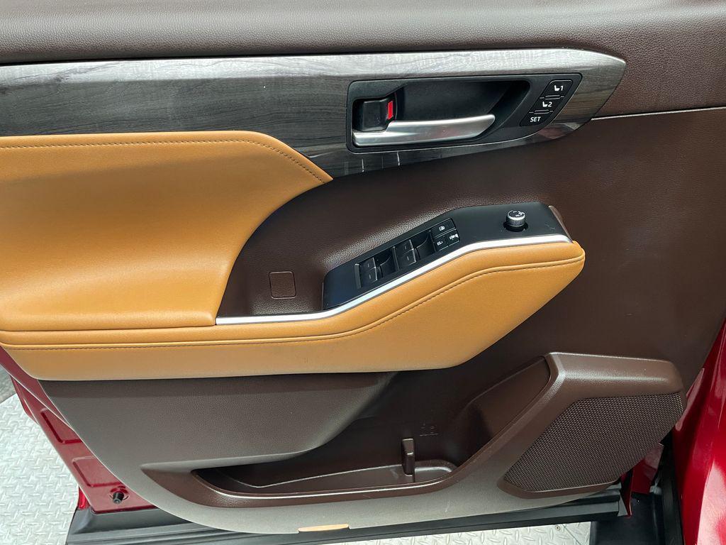 used 2021 Toyota Highlander car, priced at $39,900