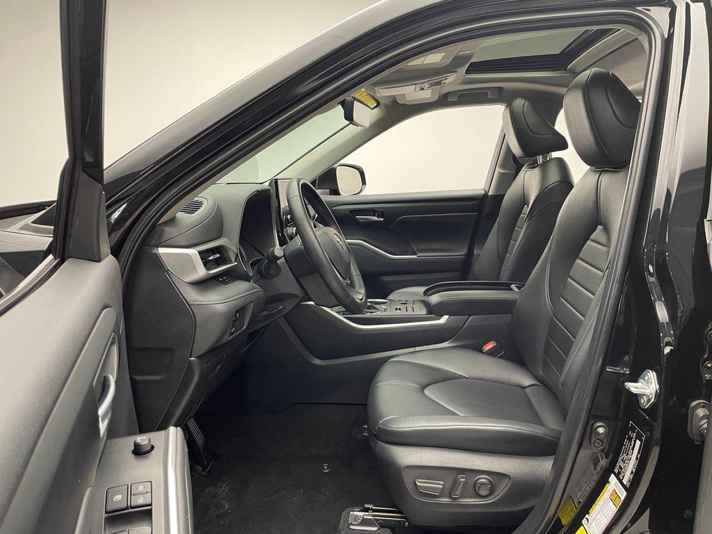 used 2024 Toyota Highlander car, priced at $40,900