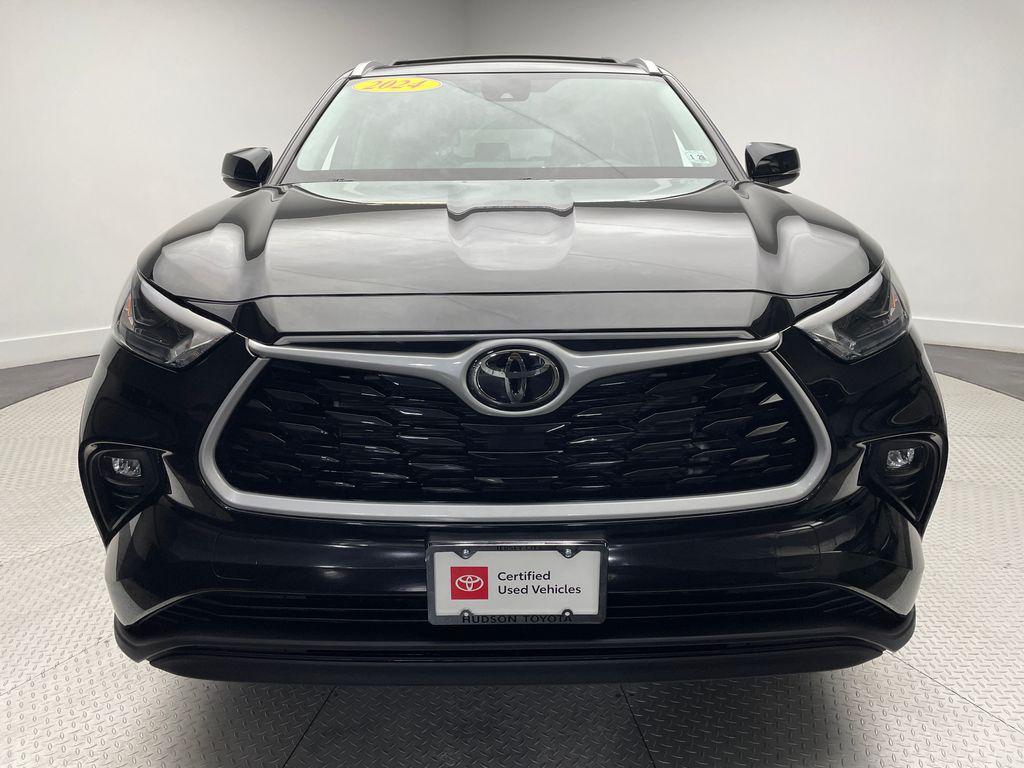 used 2024 Toyota Highlander car, priced at $40,900