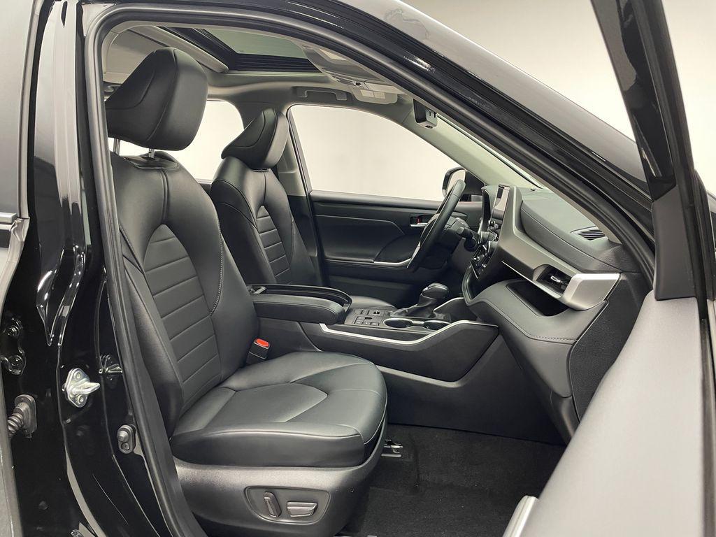 used 2024 Toyota Highlander car, priced at $40,900