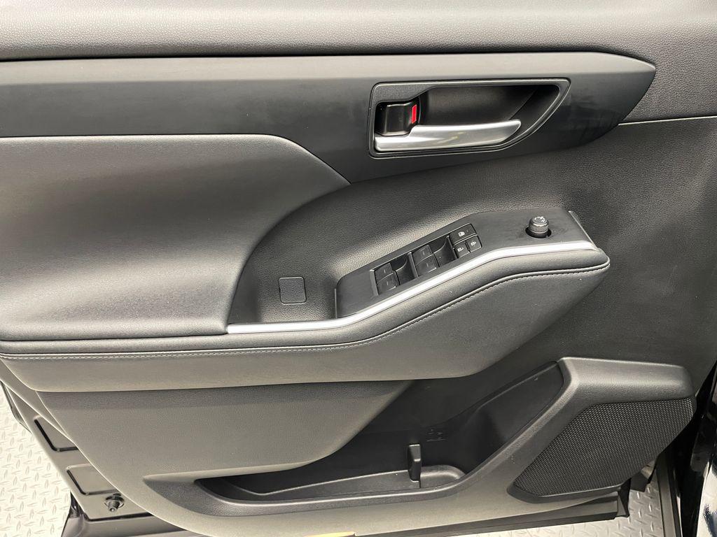 used 2024 Toyota Highlander car, priced at $40,900