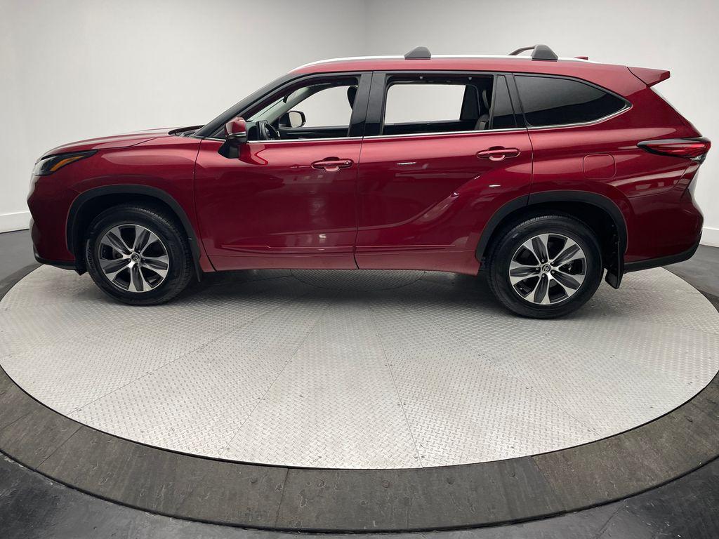 used 2022 Toyota Highlander car, priced at $34,900
