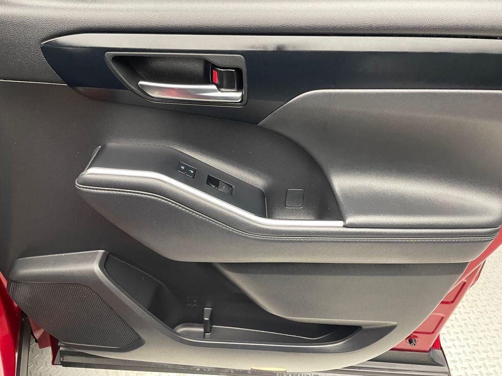 used 2022 Toyota Highlander car, priced at $34,900