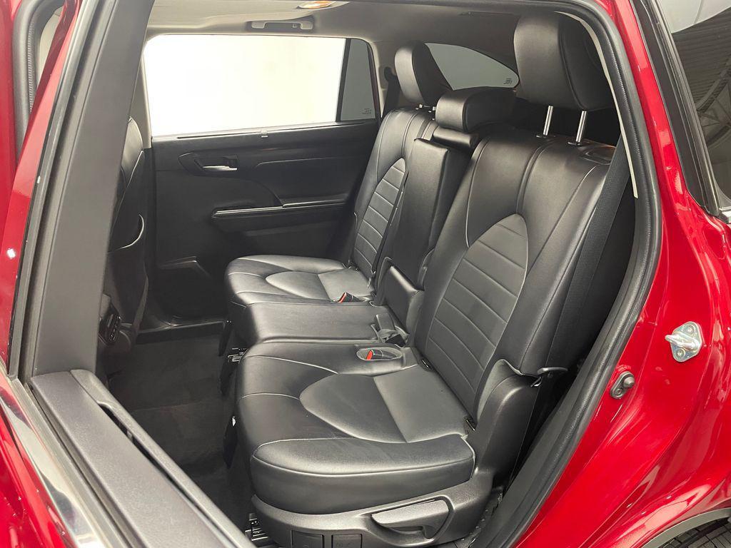 used 2022 Toyota Highlander car, priced at $34,900
